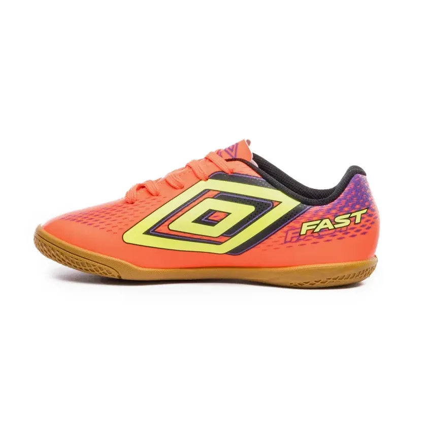Chuteira futsal infantil Umbro Fast II Jr coral vista lateral com detalhes em amarelo